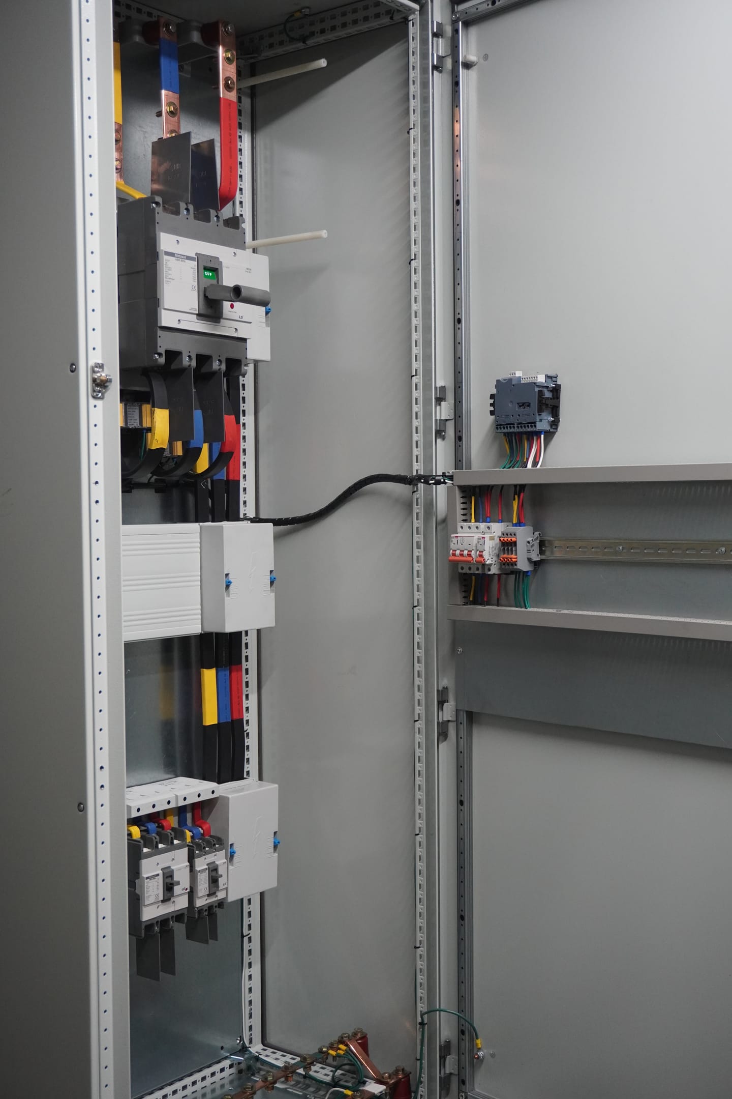 Tablero abierto con protecciones, barraje y cableado de potencia.