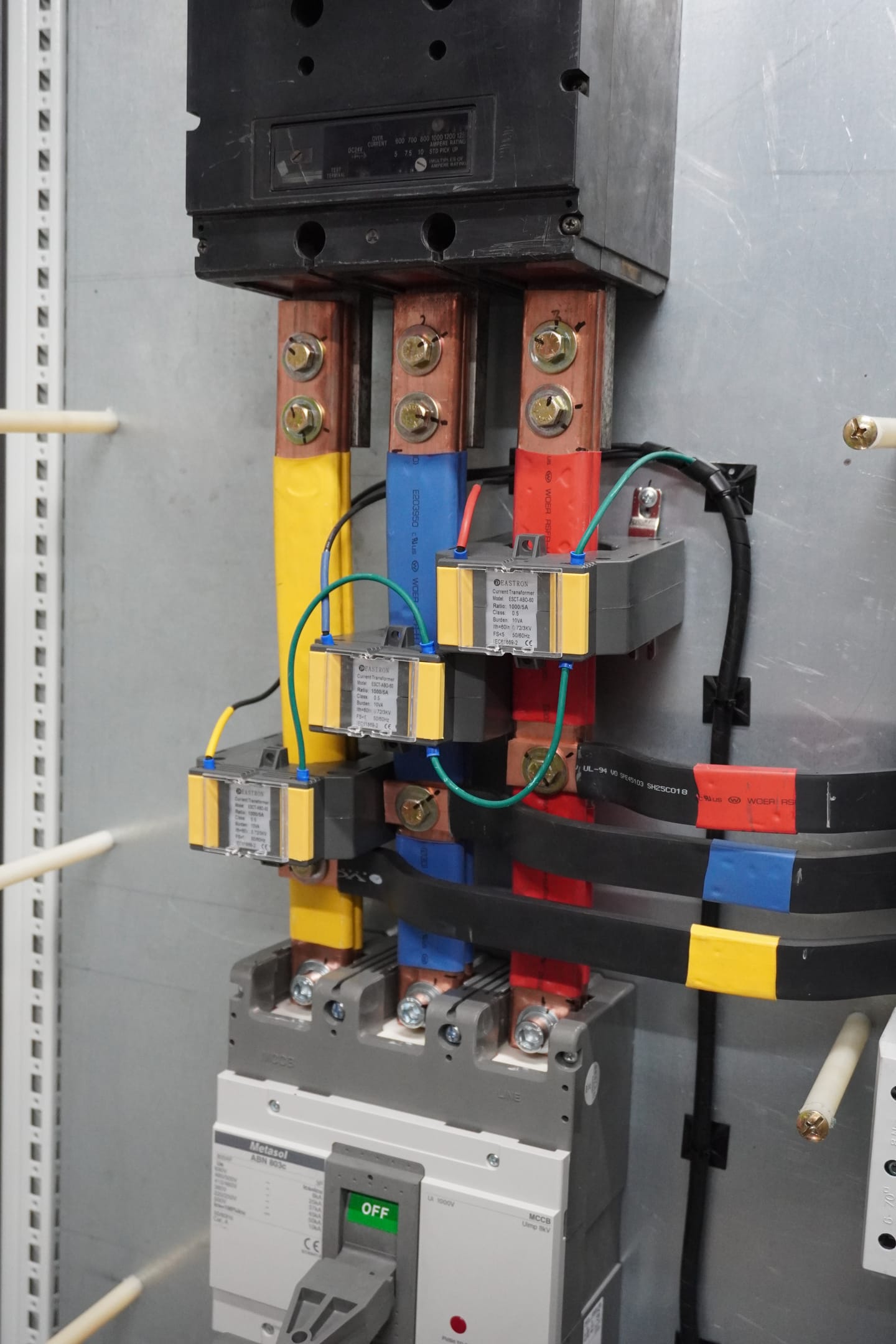 Detalle de un interruptor de potencia conectado al barraje principal, con marcación de fases.