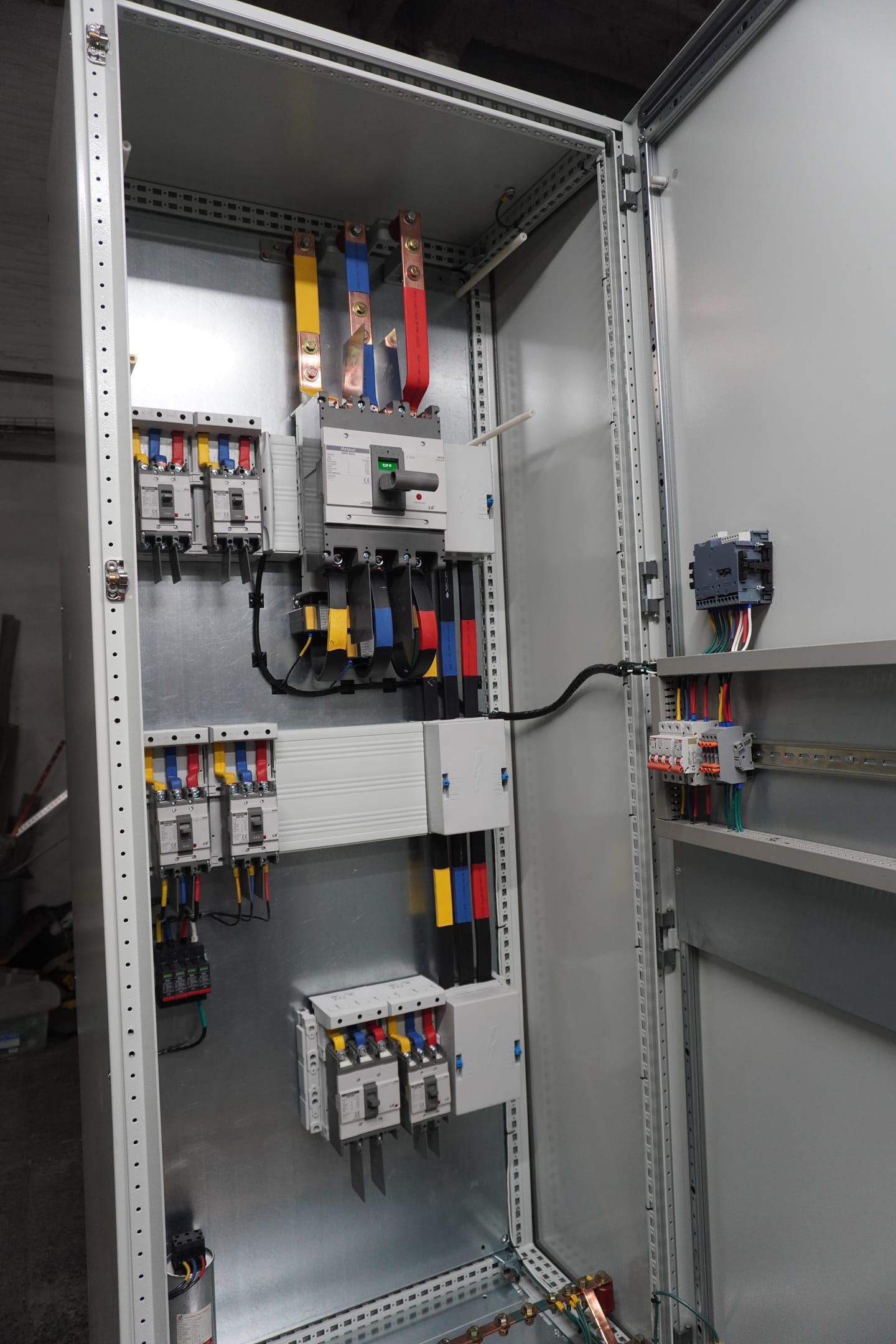 Tablero abierto con protecciones distribuidas y barraje vertical.