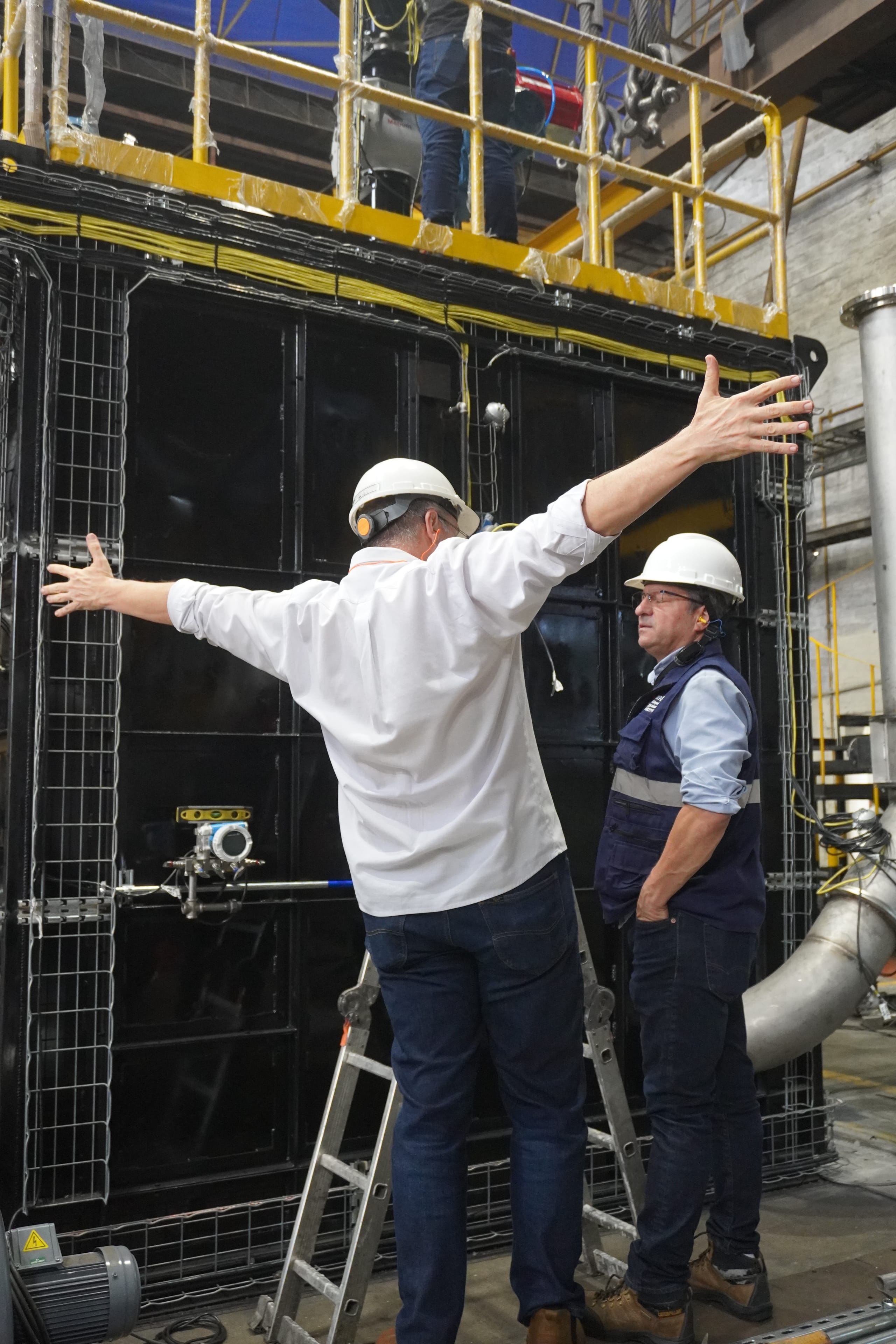 Personal técnico revisando una estructura metálica durante el montaje.