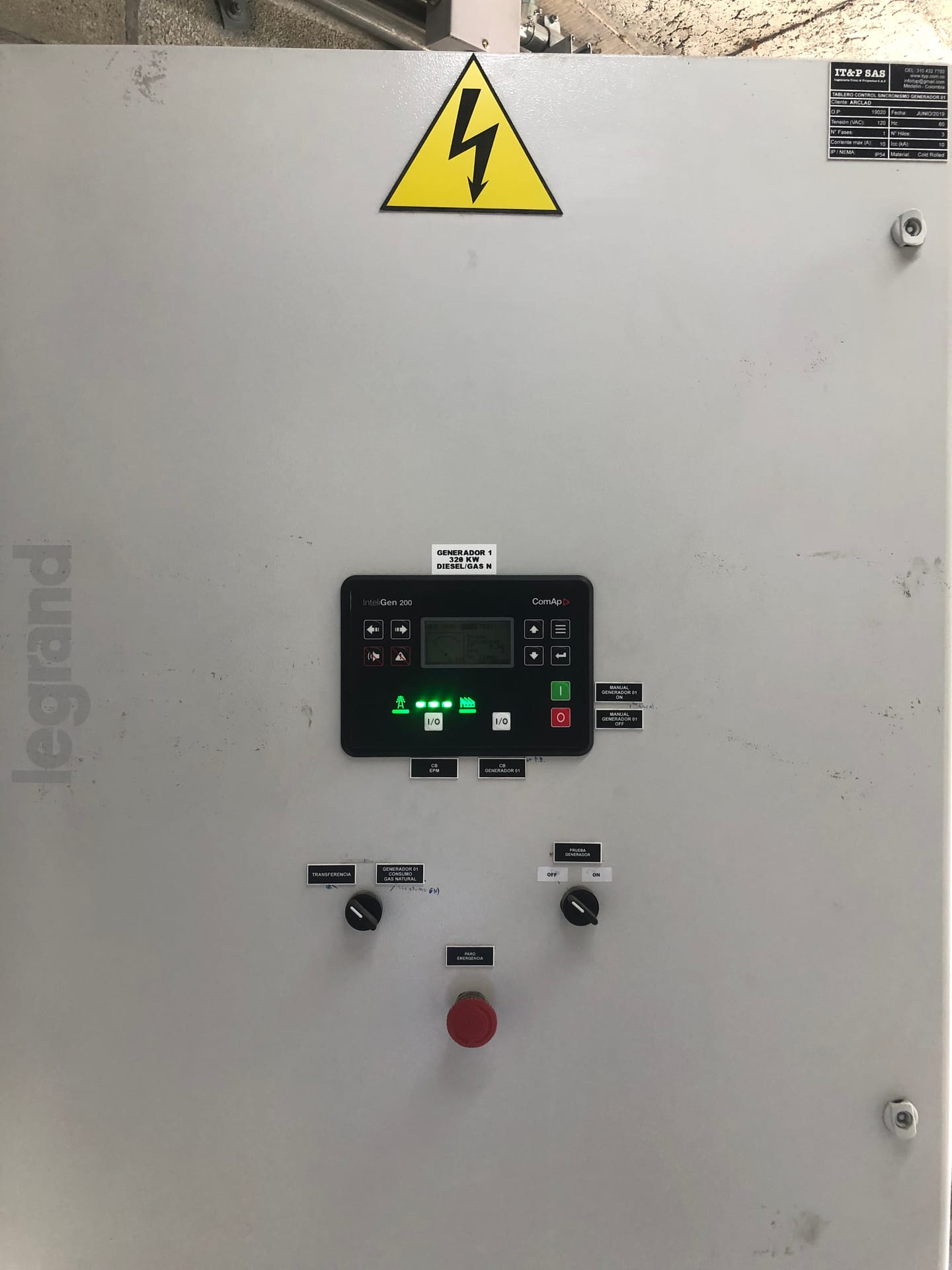 Frente del tablero de control de sincronismo del generador 1, de 320 kW a diésel o gas natural: controlador de planta eléctrica, selectores de transferencia y de consumo de gas, prueba de generador y parada de emergencia.