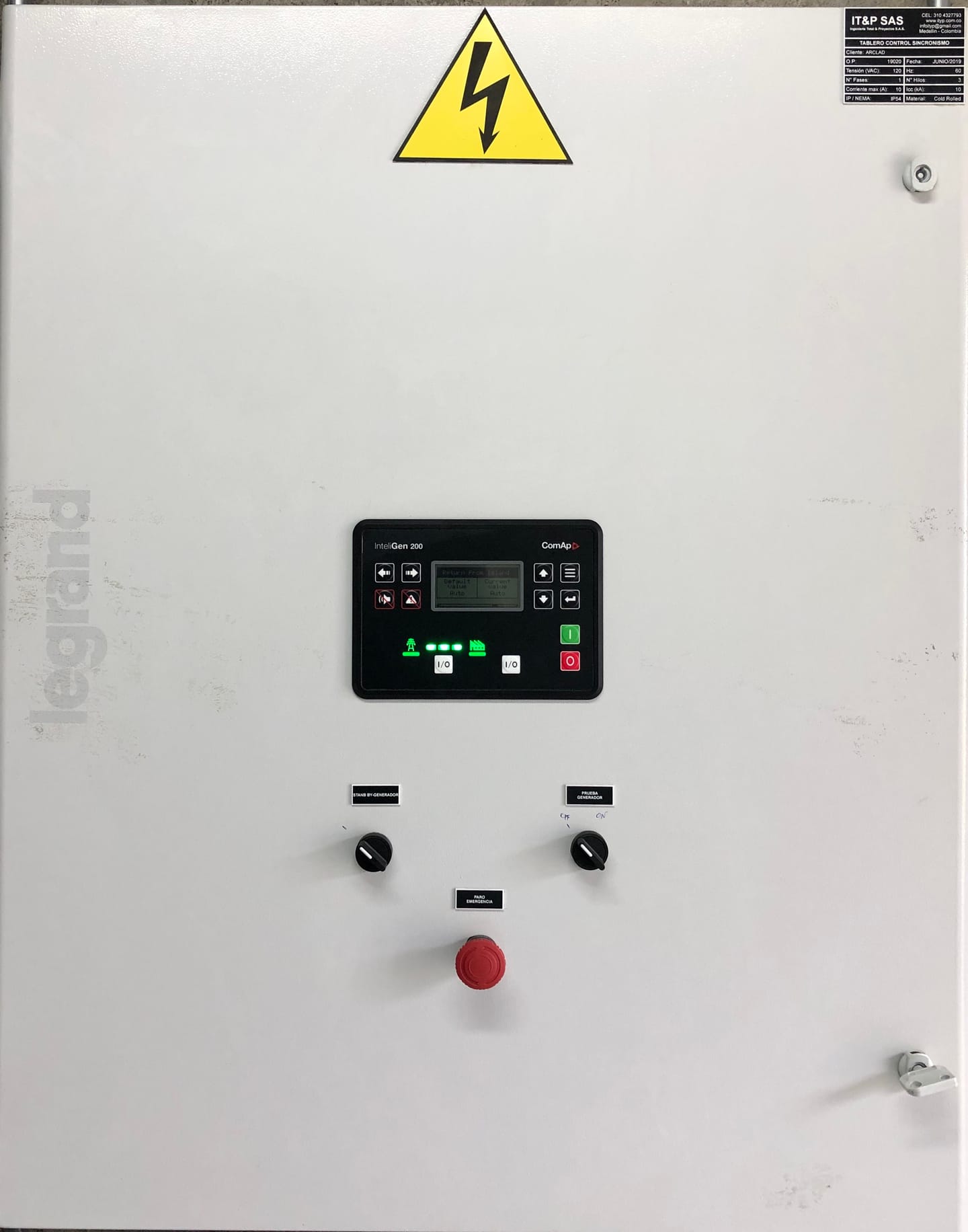 Frente de un tablero con controlador de grupo electrógeno, selector y pulsadores.