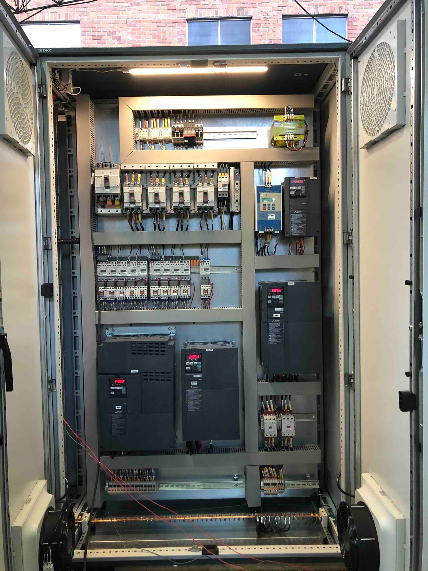 Tablero con variadores de velocidad, protecciones y cableado de potencia.