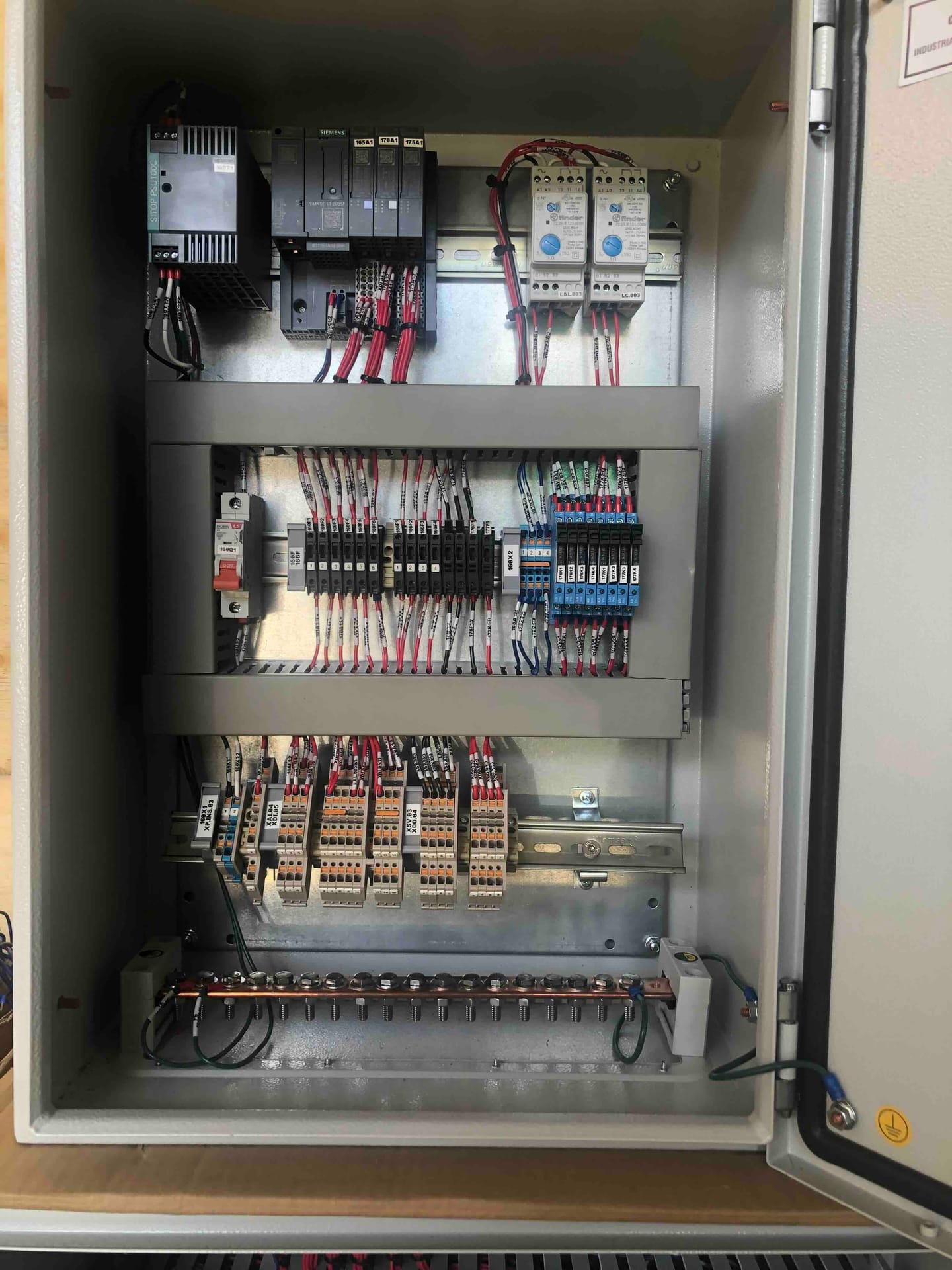 Interior de un tablero de control con contactores y protecciones sobre riel.