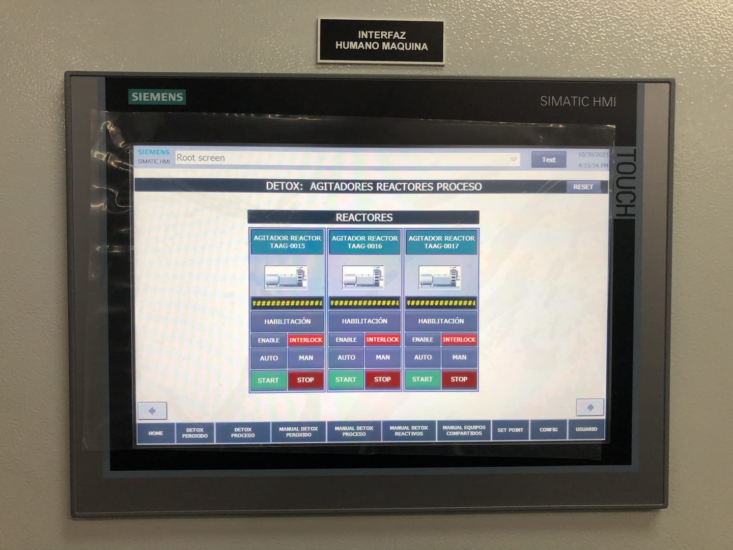 Panel de operación mostrando la pantalla de proceso de los agitadores de reactores.