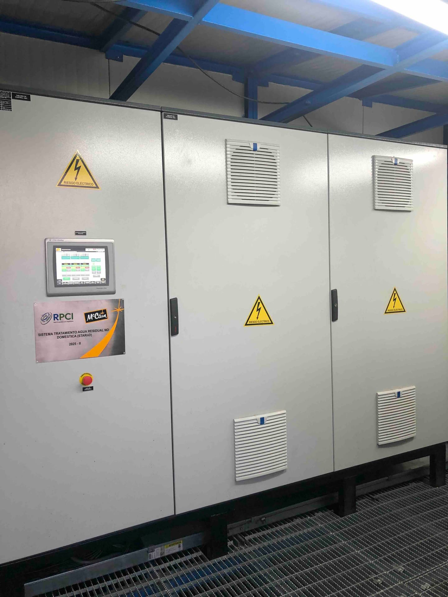 Tableros eléctricos instalados en una sala técnica, con panel de operación.