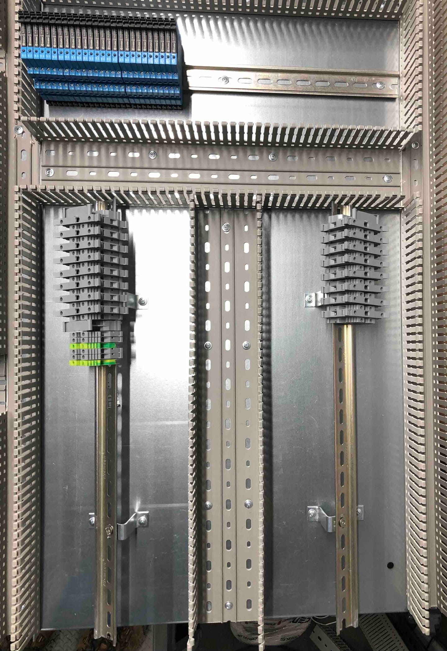 Borneras verticales y canalización interna de un gabinete en construcción.
