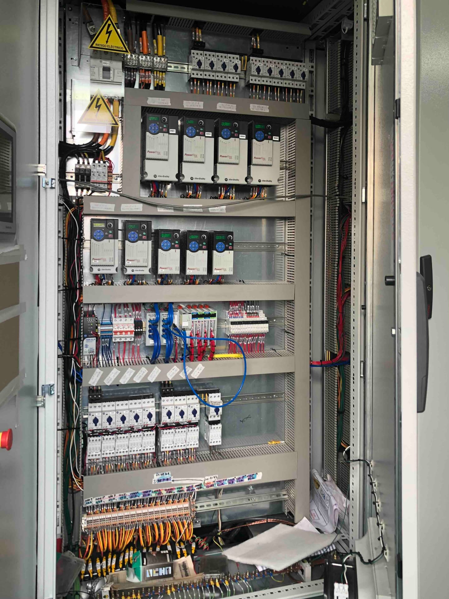 Tablero de control con contactores, protecciones y cableado terminado.